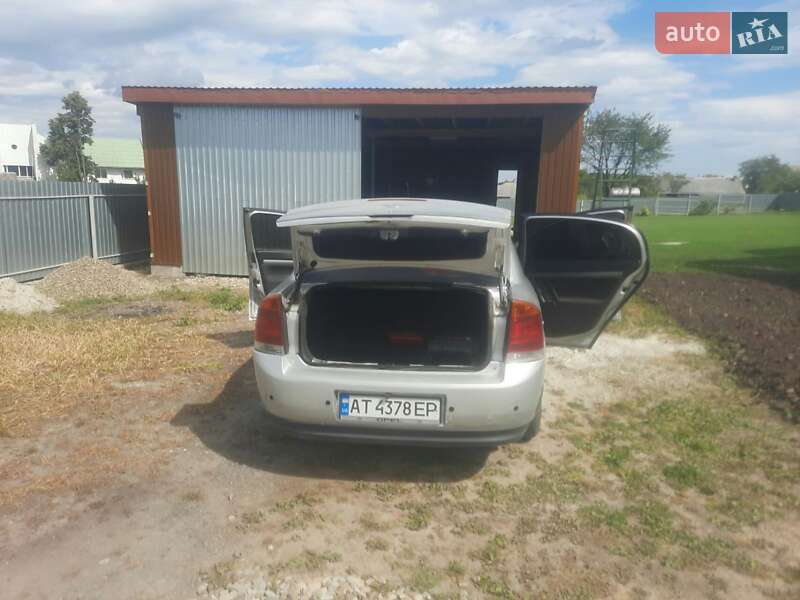Седан Opel Vectra 2004 в Долині