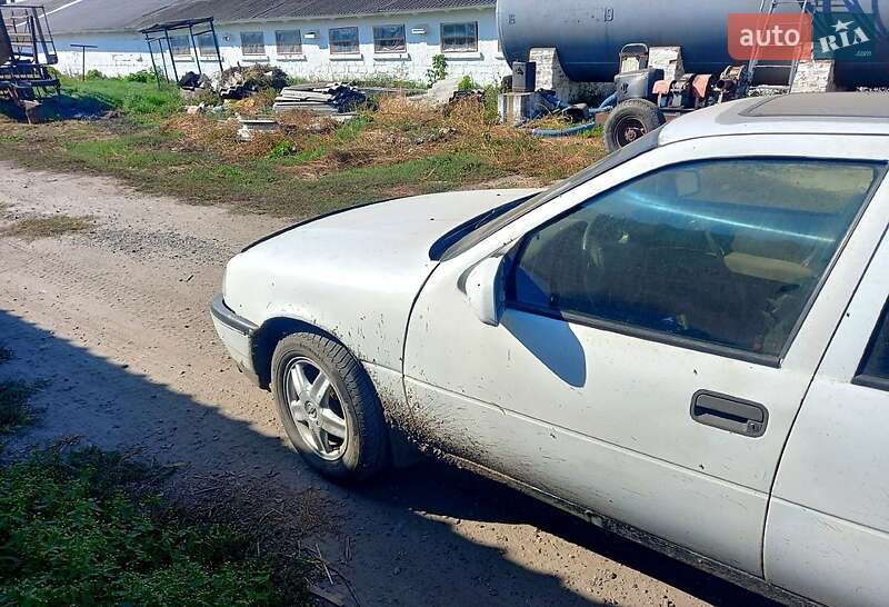 Седан Opel Vectra 1989 в Хороле