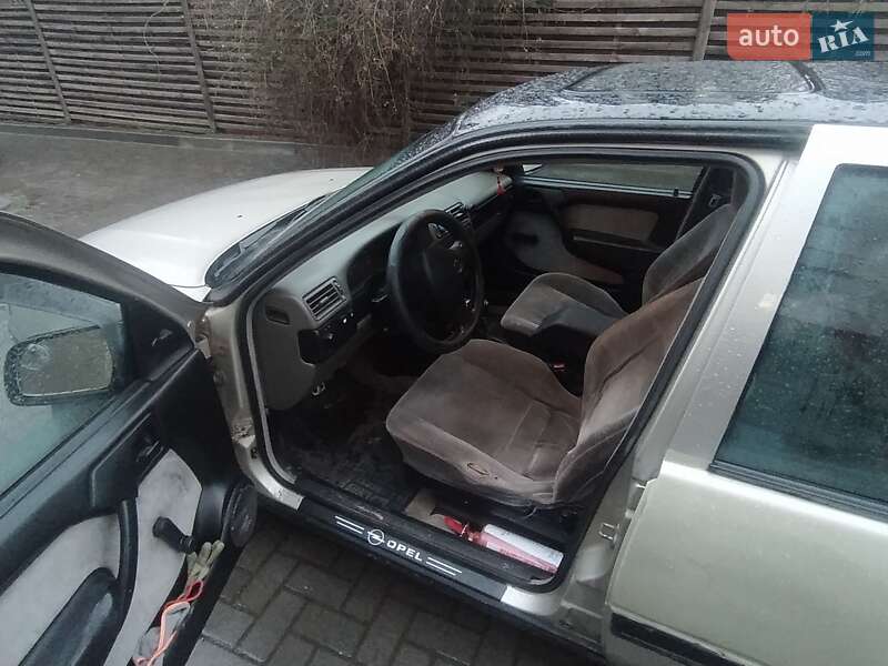 Седан Opel Vectra 1989 в Сокале