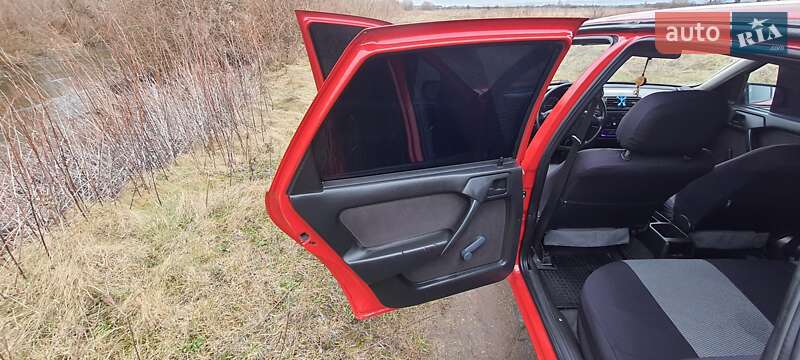 Седан Opel Vectra 1989 в Золочеві