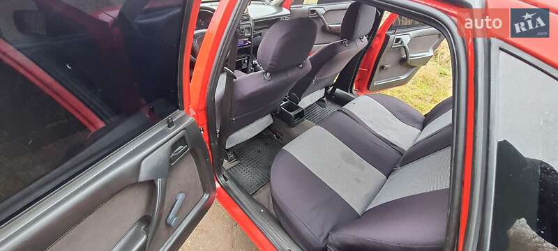 Седан Opel Vectra 1989 в Золочеві