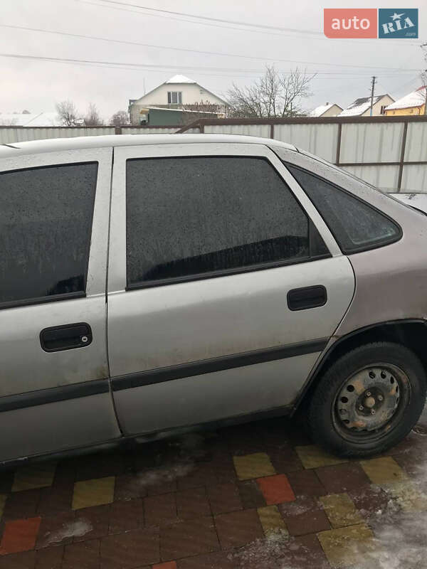 Седан Opel Vectra 1989 в Яворове