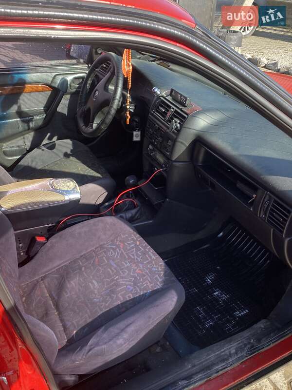 Седан Opel Vectra 1992 в Косові