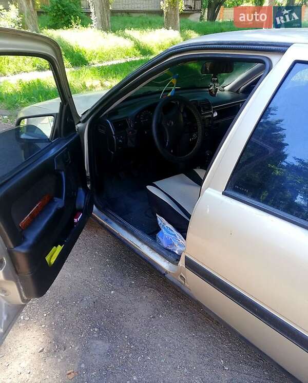 Седан Opel Vectra 1990 в Марганце