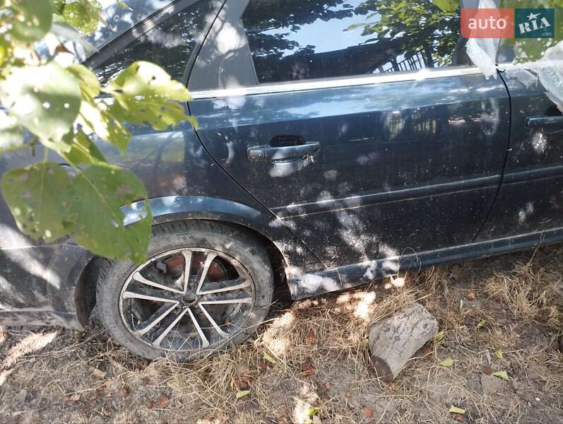 Лифтбек Opel Vectra 2002 в Тростянце