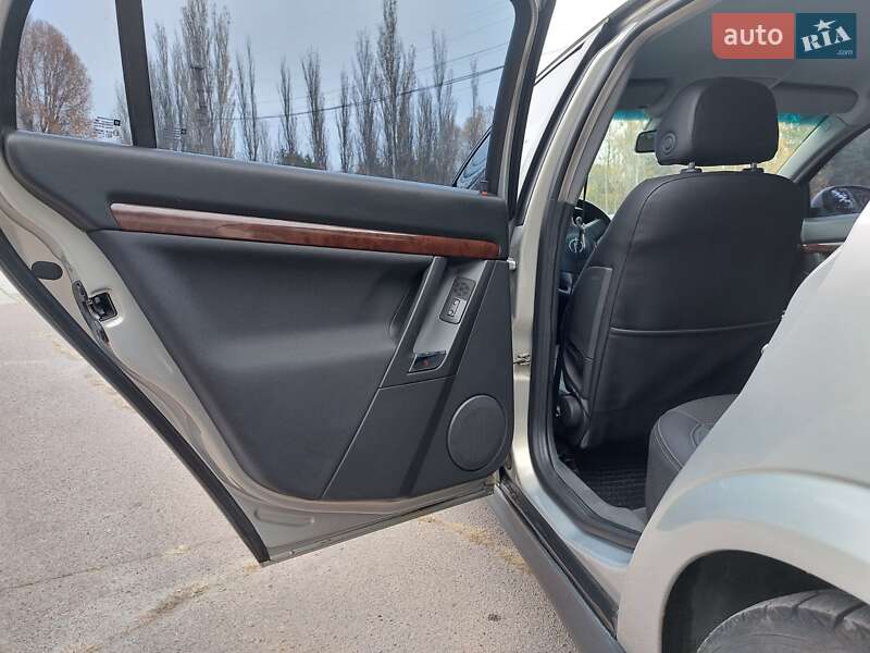 Седан Opel Vectra 2005 в Днепре