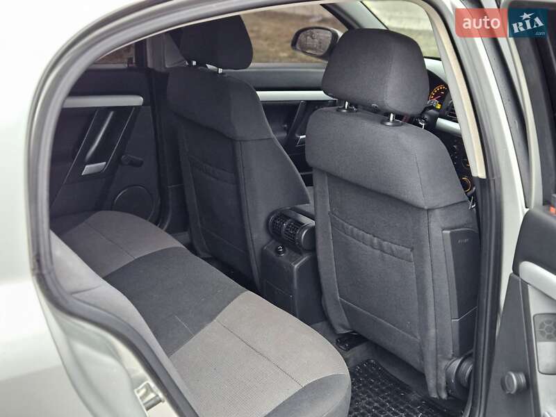 Седан Opel Vectra 2003 в Острозі