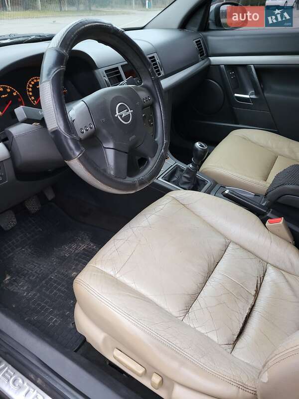 Седан Opel Vectra 2004 в Горишних Плавнях