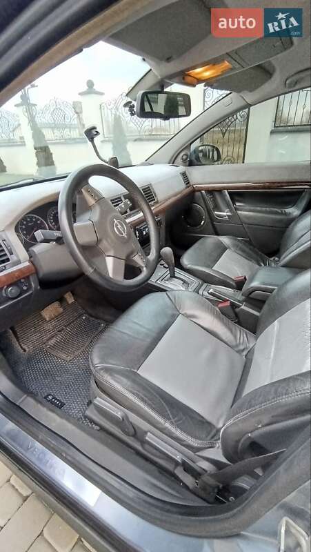 Седан Opel Vectra 2004 в Радехові