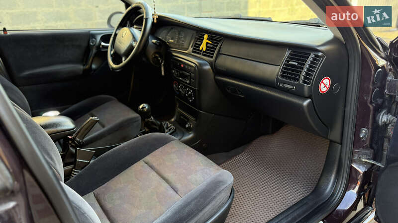 Седан Opel Vectra 2000 в Хусте