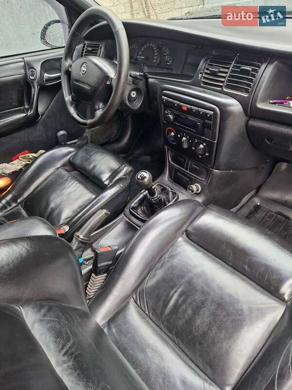 Седан Opel Vectra 1997 в Золочеві