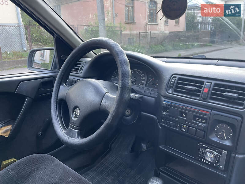 Седан Opel Vectra 1989 в Чернівцях