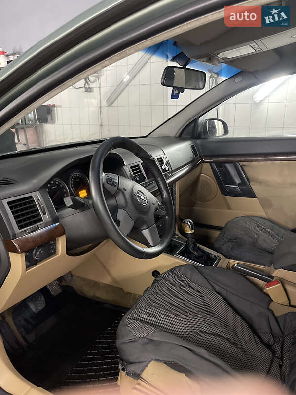 Седан Opel Vectra 2004 в Львове