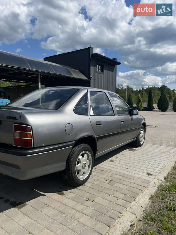 Седан Opel Vectra 1992 в Яворове