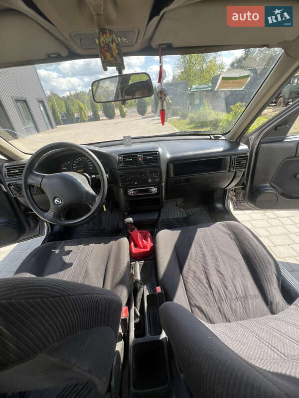 Седан Opel Vectra 1992 в Яворове