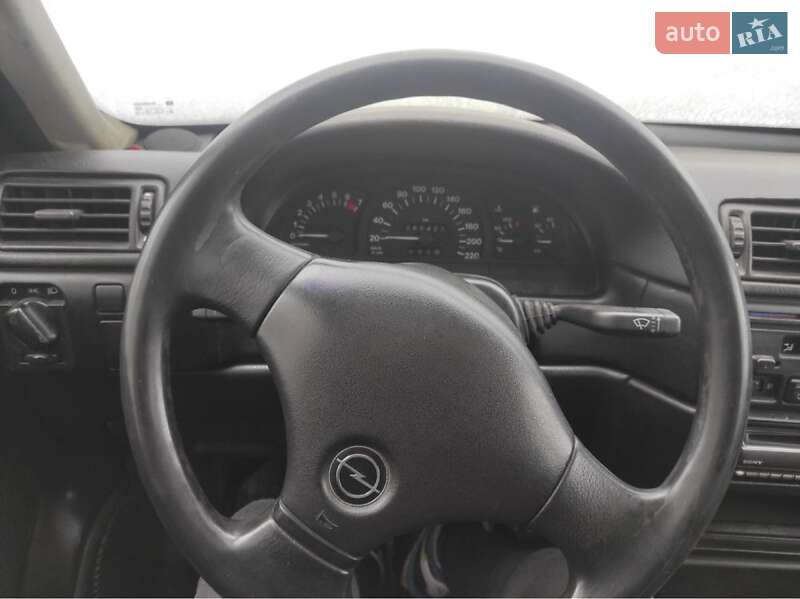 Седан Opel Vectra 1990 в Львове