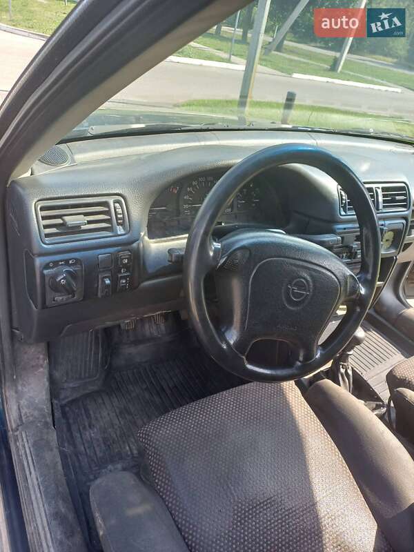 Седан Opel Vectra 1990 в Миргороде