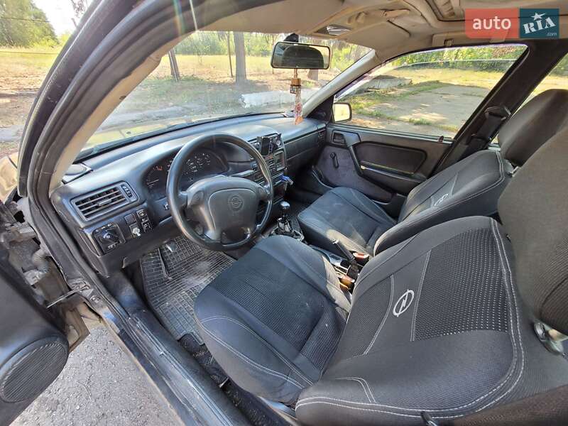 Седан Opel Vectra 1995 в Покрове