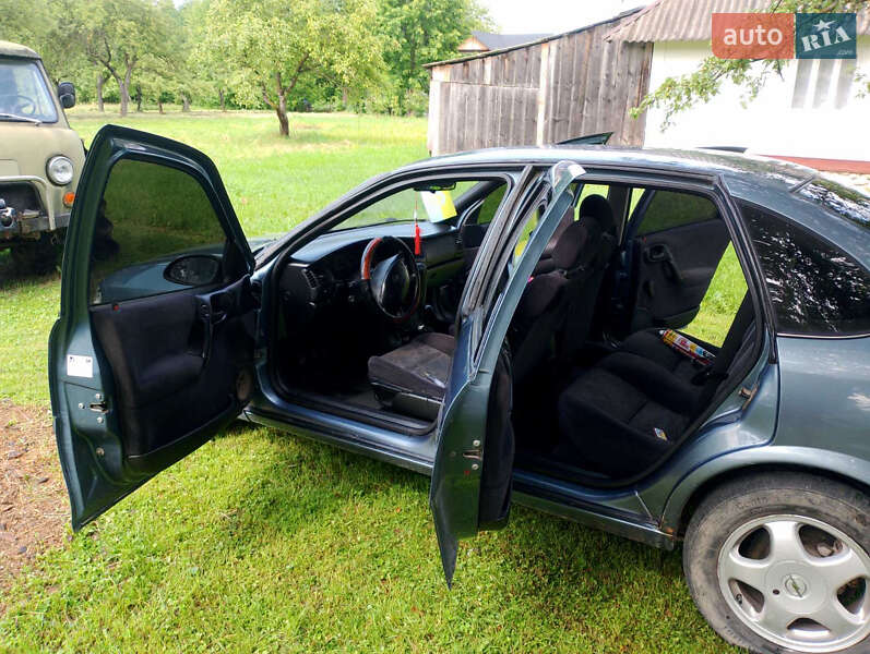 Седан Opel Vectra 1998 в Косове