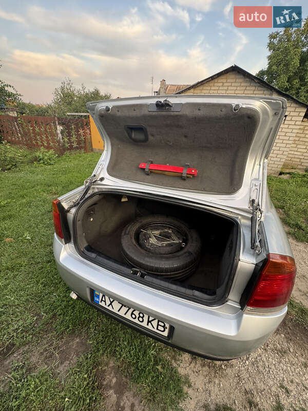 Седан Opel Vectra 2003 в Харькове