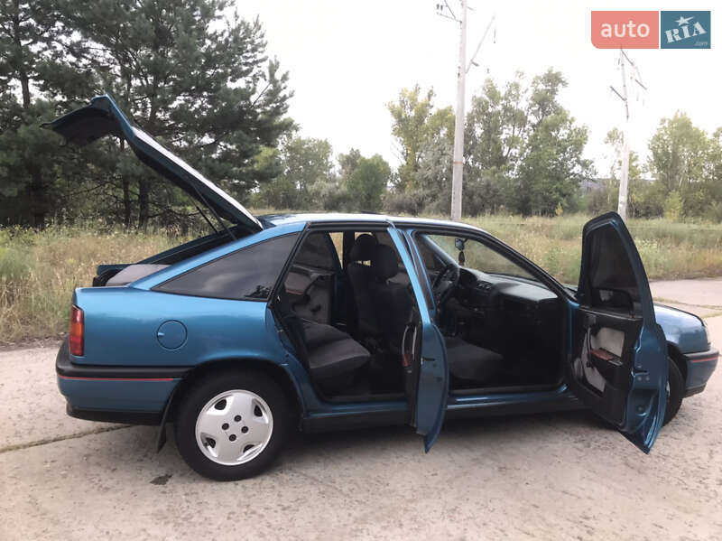 Лифтбек Opel Vectra 1992 в Горишних Плавнях