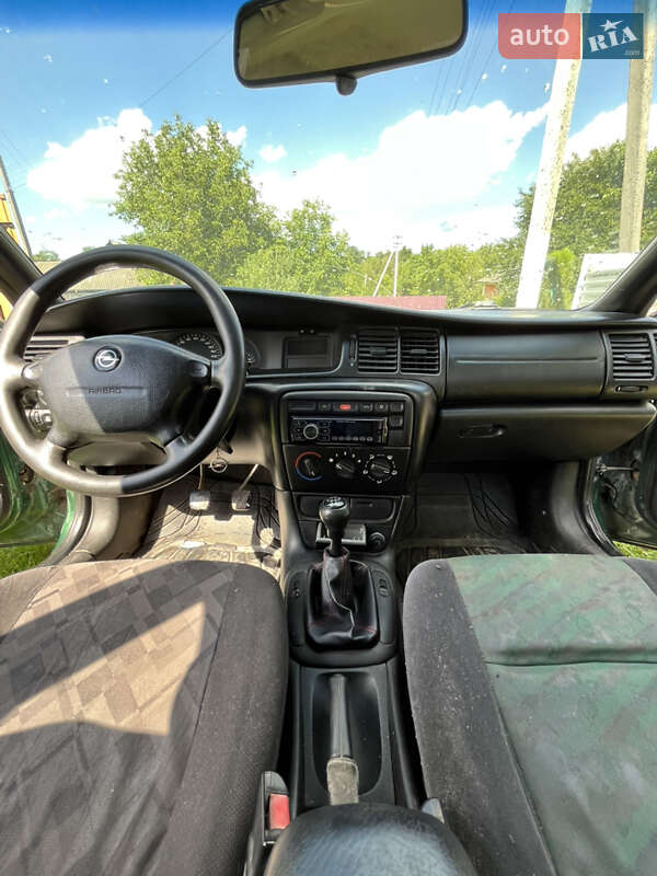 Седан Opel Vectra 1996 в Городке