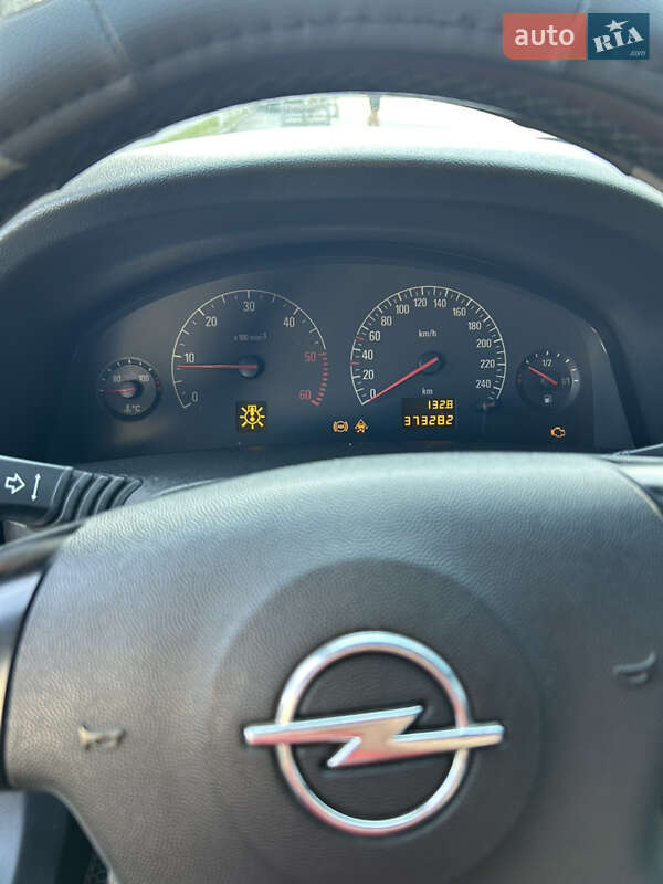 Седан Opel Vectra 2003 в Львове