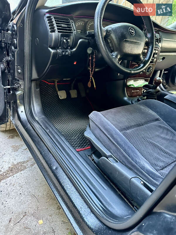 Седан Opel Vectra 1999 в Ромнах