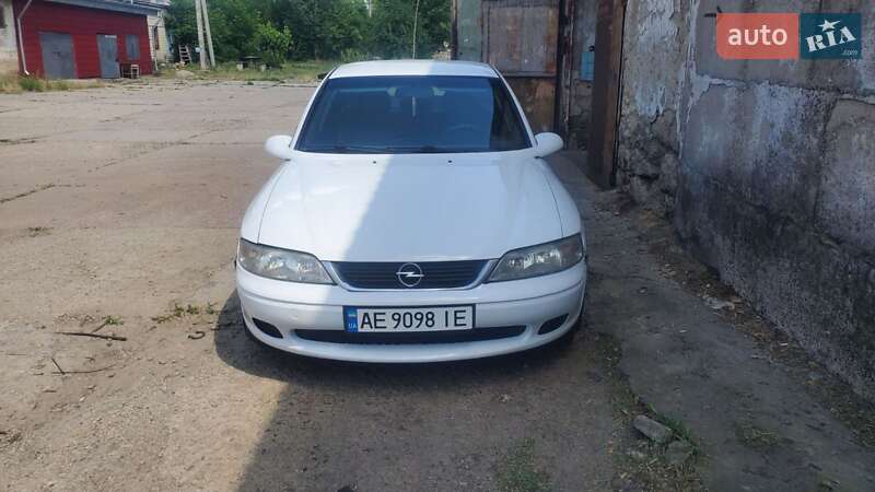 Седан Opel Vectra 1998 в Покрове