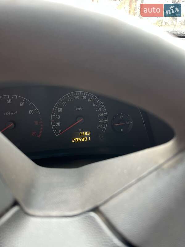 Седан Opel Vectra 2003 в Тростянці