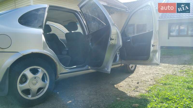 Седан Opel Vectra 1998 в Косові