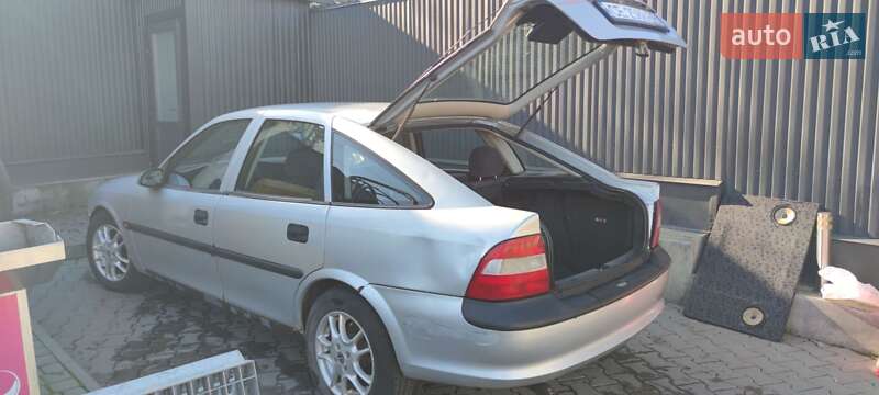 Ліфтбек Opel Vectra 1998 в Чернівцях