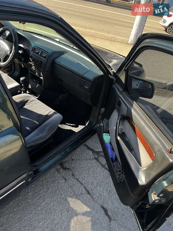 Седан Opel Vectra 1995 в Кривом Роге