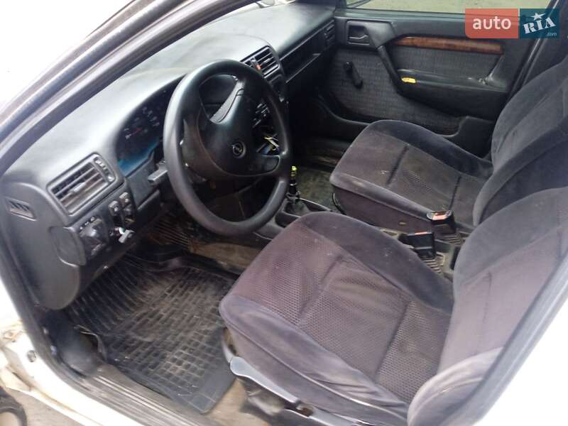 Седан Opel Vectra 1993 в Миргороде фото Седан Opel Vectra 1993 в Миргороде