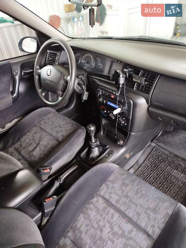 Седан Opel Vectra 2000 в Вишневом