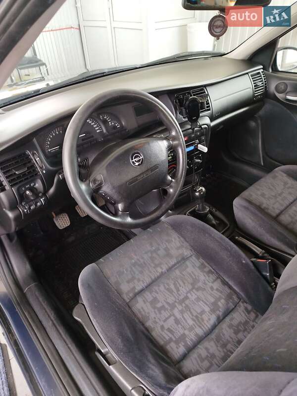 Седан Opel Vectra 2000 в Вишневом