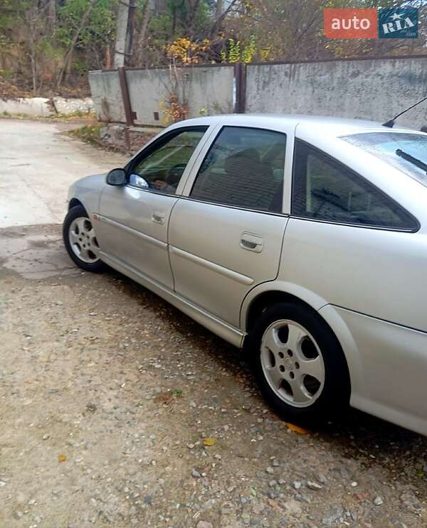 Лифтбек Opel Vectra 1999 в Каневе