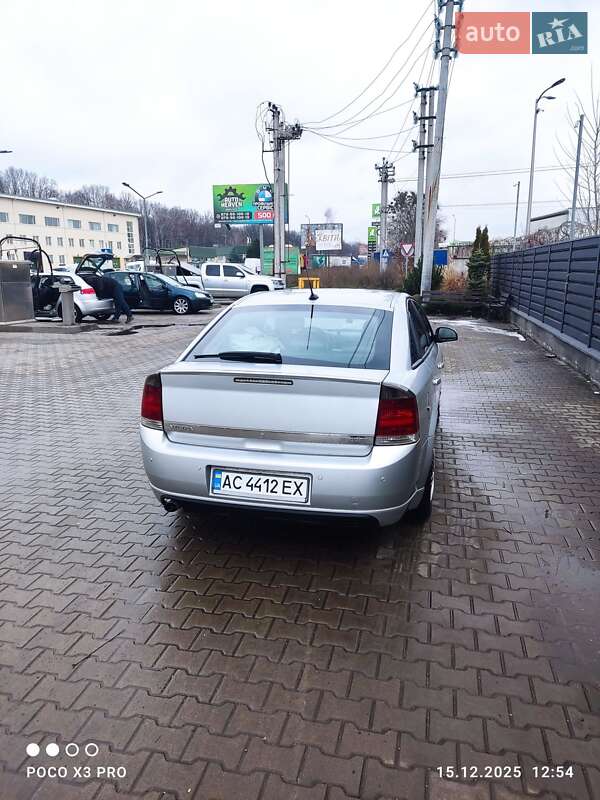 Лифтбек Opel Vectra 2004 в Вишневом
