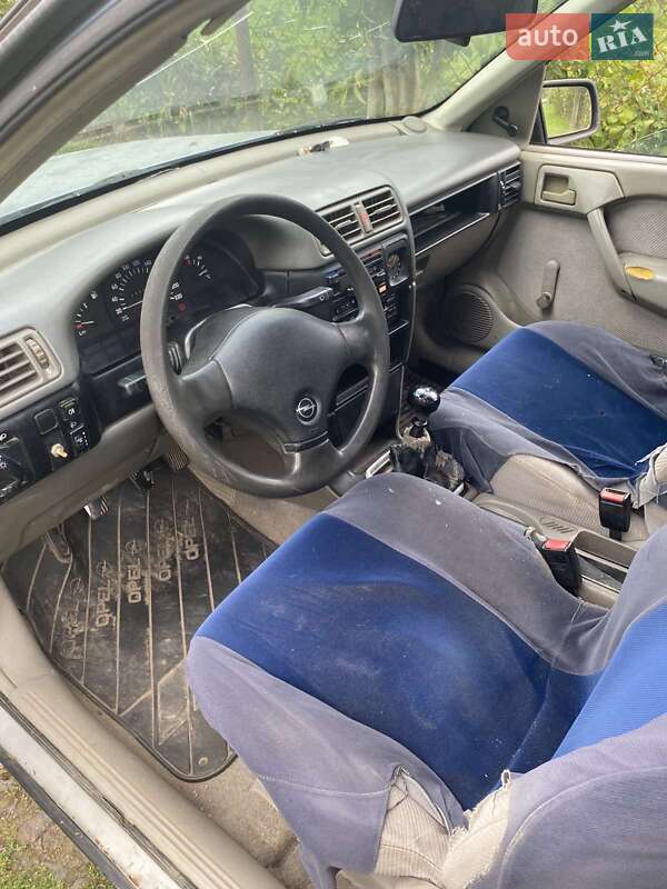 Седан Opel Vectra 1991 в Самборе
