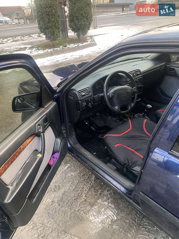 Ліфтбек Opel Vectra 1995 в Івано-Франківську