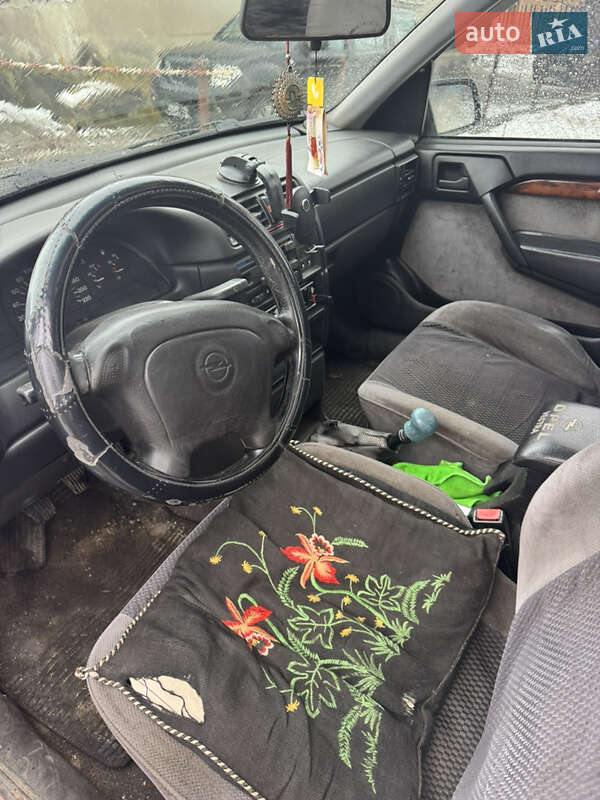 Седан Opel Vectra 1995 в Старом Самборе