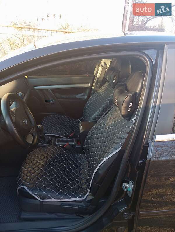 Седан Opel Vectra 2006 в Остроге