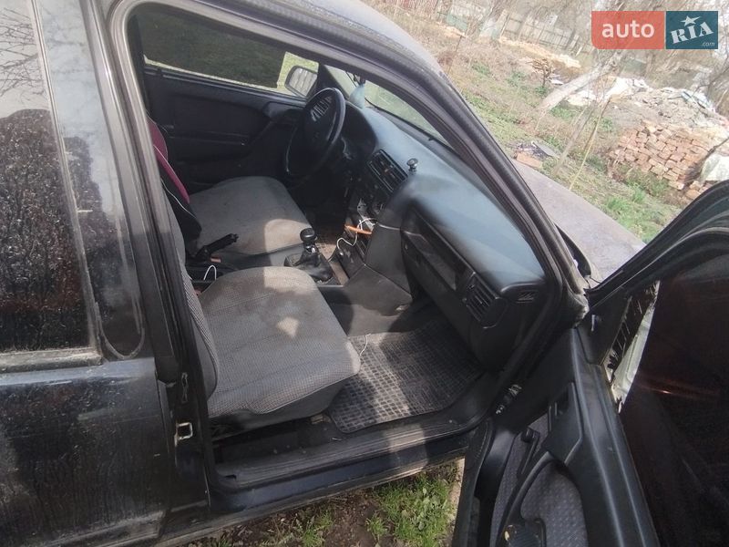Лифтбек Opel Vectra 1990 в Погребище