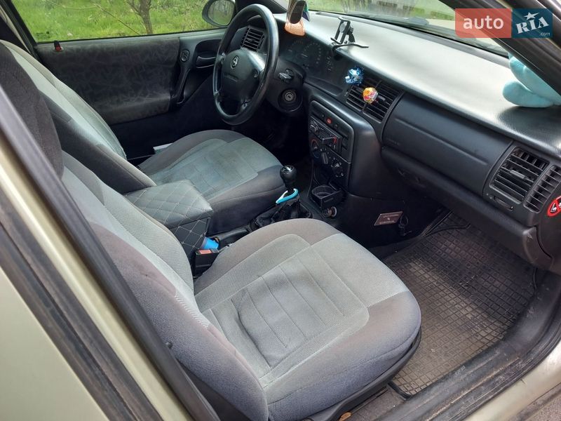 Ліфтбек Opel Vectra 1996 в Дніпрі