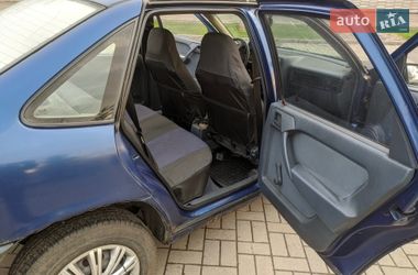 Седан Opel Vectra 1990 в Карловке