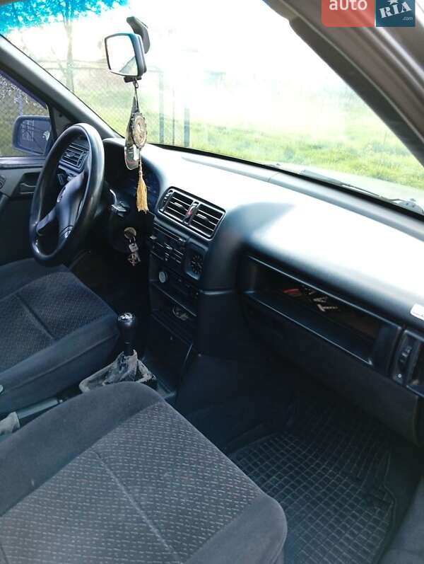 Седан Opel Vectra 1993 в Вижниці