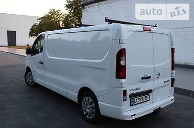Вантажопасажирський фургон Opel Vivaro 2015 в 