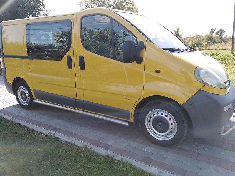 Грузопассажирский фургон Opel Vivaro 2002 в Стрые