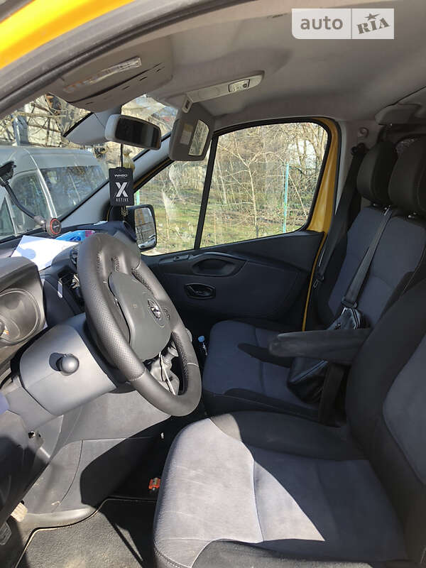 Вантажний фургон Opel Vivaro 2016 в Чернівцях