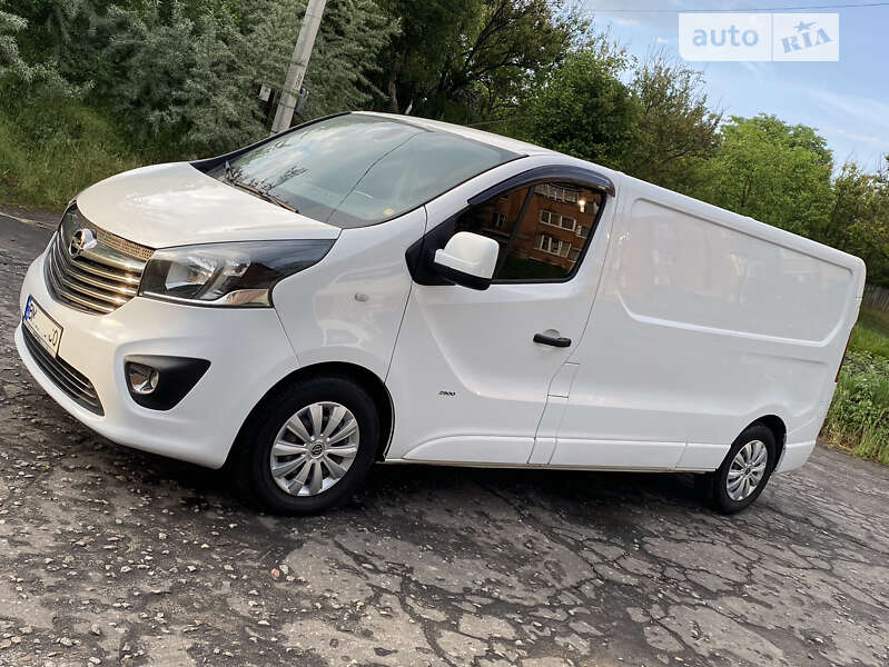 Вантажний фургон Opel Vivaro 2015 в Сумах